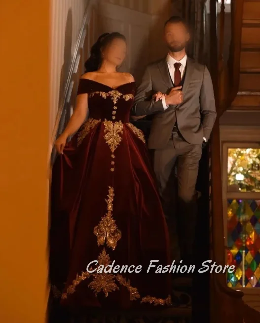 Burgundy Gorgeous Court Style Snap Shoulder Wedding Dress Strapless Studded Beaded Gold Lace Appliqued A-Line Velvet Bridal Wedd