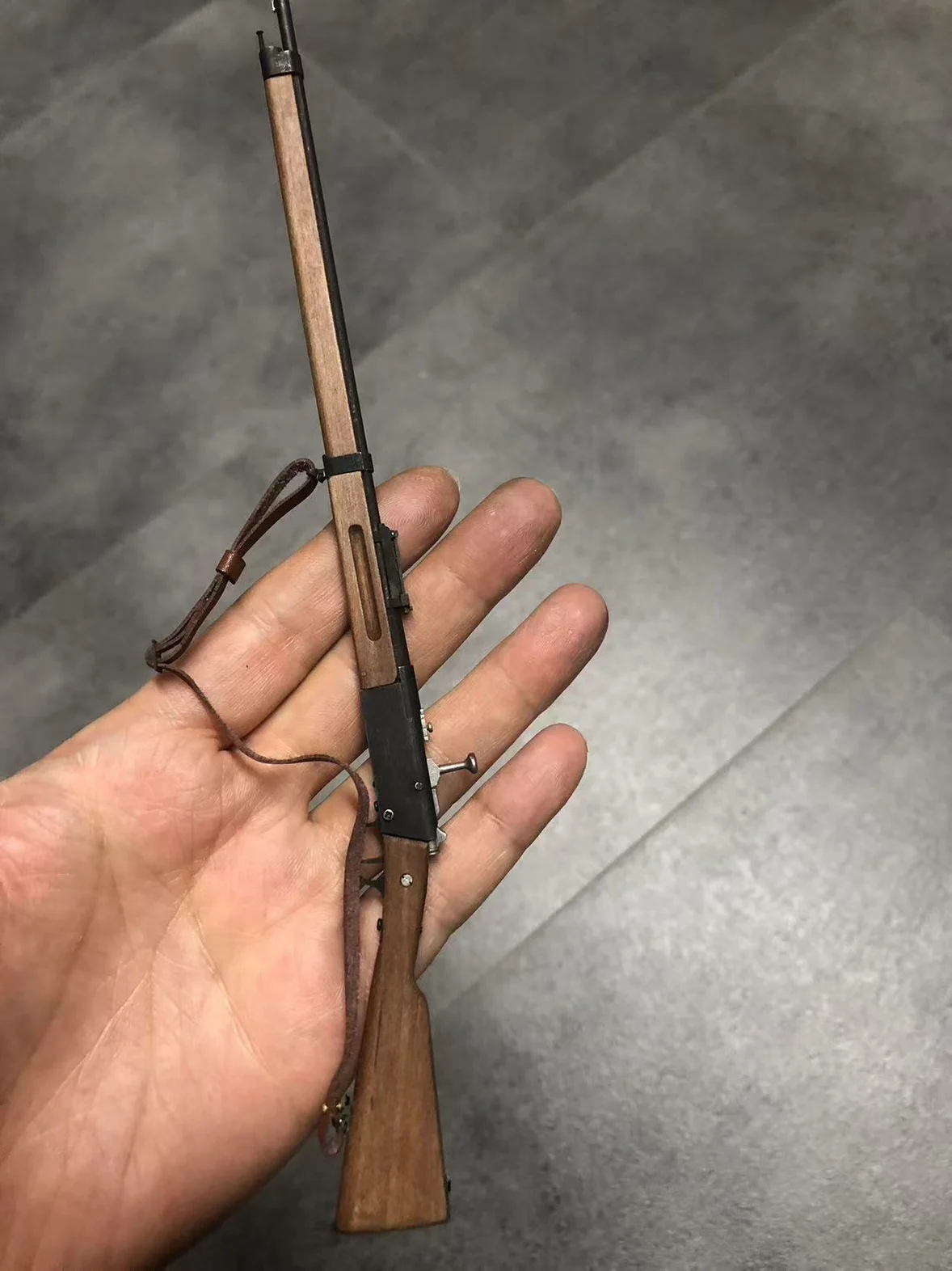 1/6 مقياس اليدوية الحرب العالمية الثانية الفرنسية ليبل 1886 بندقية المعادن والخشب لعبة بندقية تفكيك بندقية نموذج للرجال الأولاد جمع