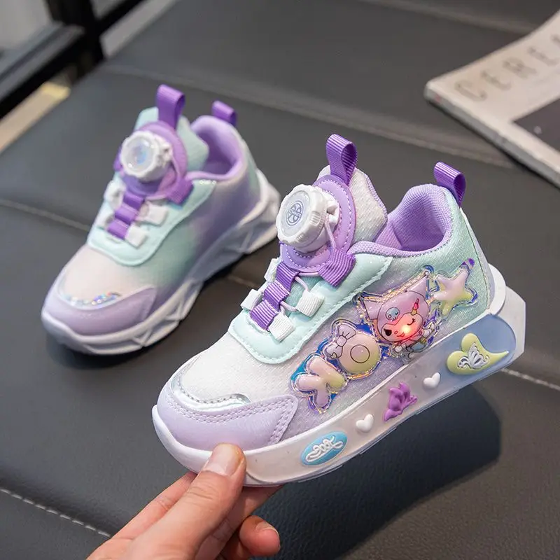 

Новые светящиеся кроссовки Sanrio Kuromi для девочек, весенние, аниме, повседневные, кавайные, принцессные, с поворотной кнопкой, светящиеся в темноте