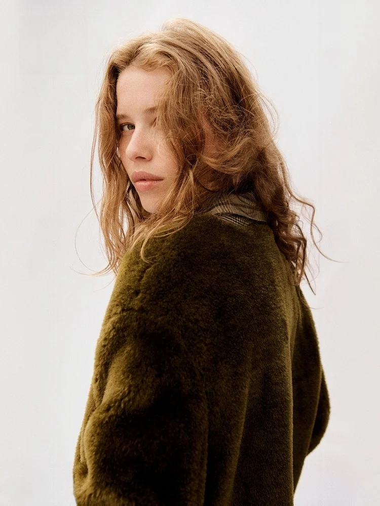 เสื้อโค้ทขนสัตว์เทียม Ele round Ne Fur ให้ความอบอุ่นและมีสไตล์ไม่เหมือนใคร เสื้อคลุมฤดูหนาวแฟชั่นสำหรับผู้หญิงจาก H&M ผลิตจากเส้นใยโพลีเอสเตอร์ 100%