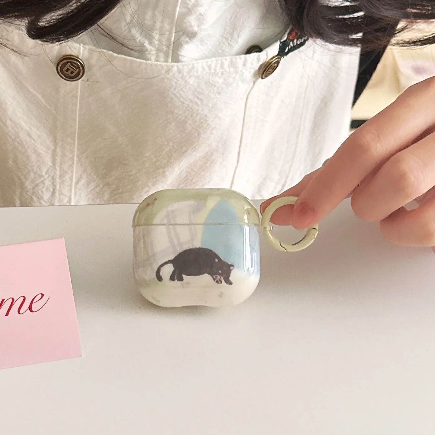 رسم توضيحي على شكل قطة كسولة + حافظة سماعة رأس حلقية مناسبة لحافظة Apple Airpods Pro/Airpods Pro/Airpods4 Case/Airpods3 Case/Airp