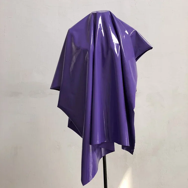 Viola lucido lucido morbido vinile tessuto in pelle verniciata tessuto elastico in PVC materiale per tappezzeria abito 145CM di larghezza venduto al