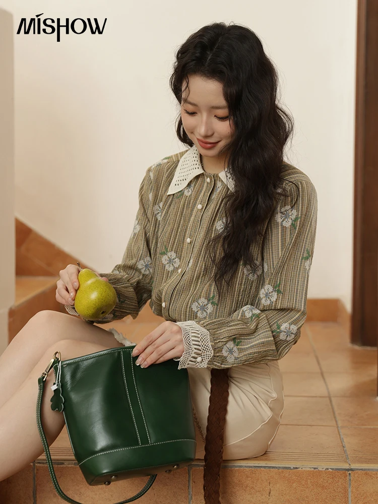 MISHOW قميص مطرز للنساء خريف 2025 قميص منسوج مجوف ذو طية صدر السترة أصفاد من الدانتيل قميص عتيق بأكمام طويلة MXE44C2393