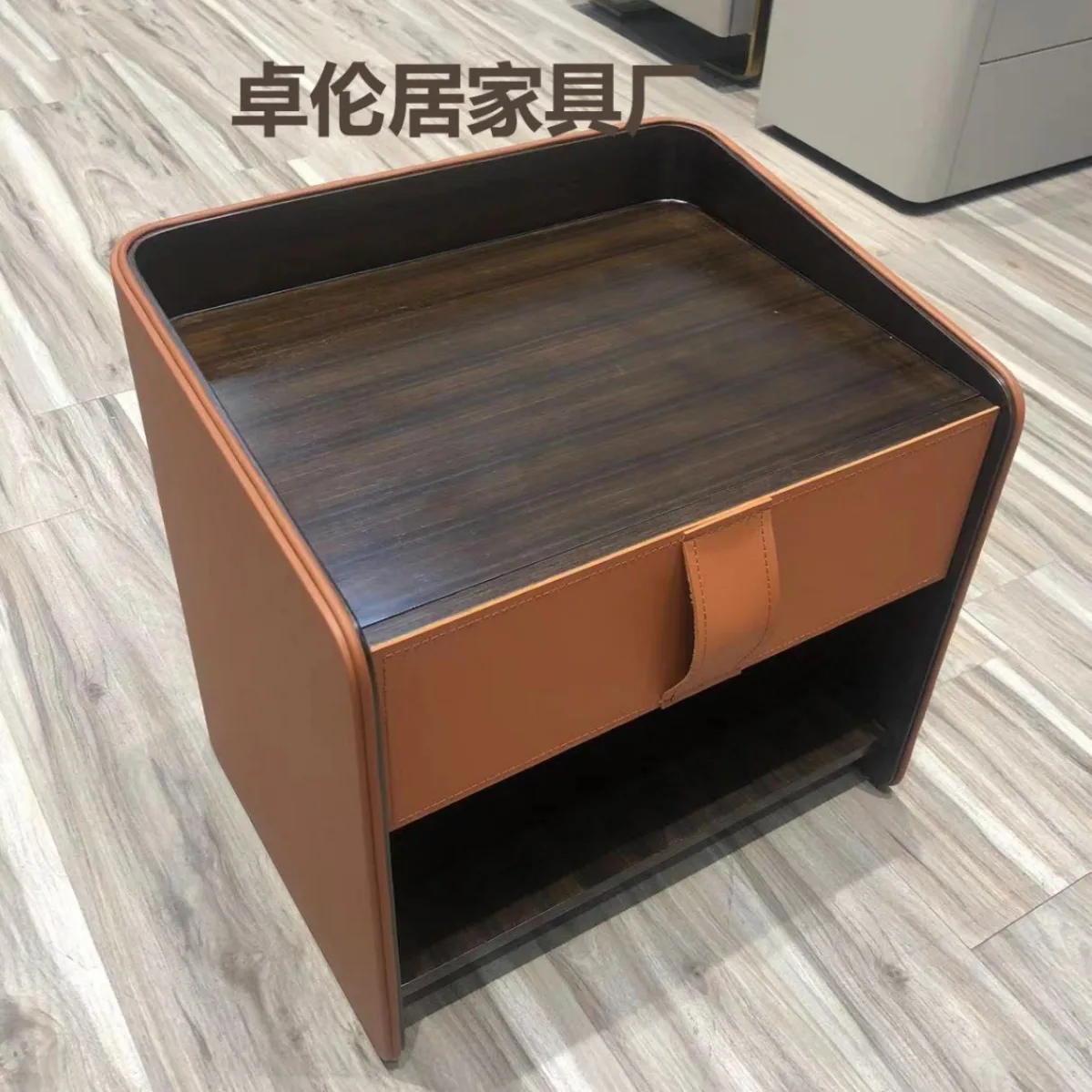 طاولة بجانب السرير من الخشب الصلب الإيطالي البسيط وغرفة النوم من خشب الجوز وخزانة بجانب السرير مصنوعة من الجلد وخفيفة الوزن وخزانة تخزين من الخشب الصلب الفاخر #3