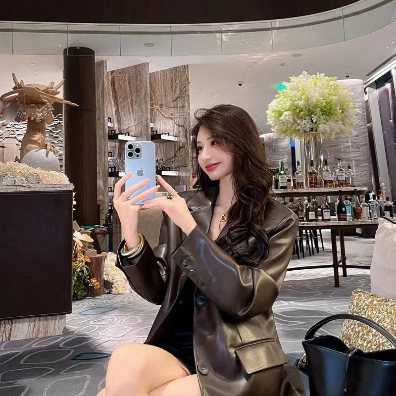 سترة جلدية فرنسية فاخرة جديدة بمزاج ريترو وحزام خصر غير رسمي متوسط وطويل معطف ركاب المشاهير على الإنترنت