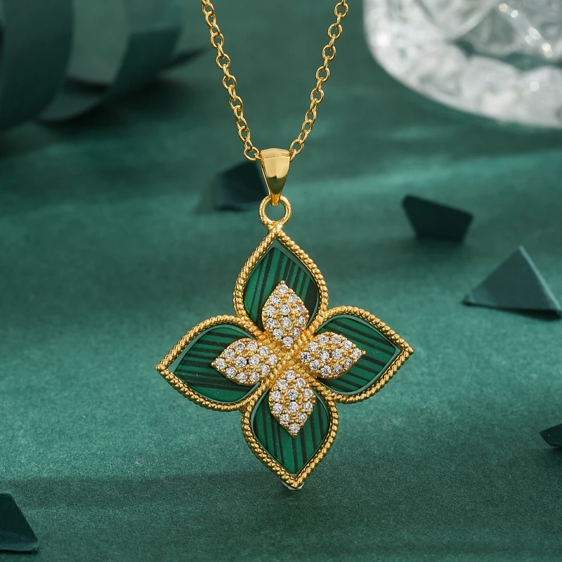 A high quality cubic zirconia copper plated two-color malachite four-leaf flower pendant luxury temperament necklace ladies gift