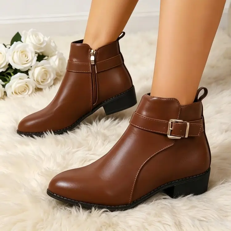 Damen-Stiefeletten mit runder Zehenpartie, Schnallenriemen, seitlichem Reißverschluss und niedrigem Blockabsatz – Detail 1