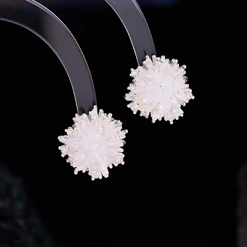 Серьги-гвоздики со свежим фиолетовым кристаллом и трехмерным цветком - простые, универсальные, изысканные и высококачественные серьги.