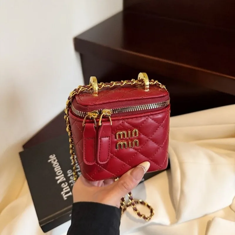 

Chic Ladies Handbag Offering Dual Carry Options Underarm Shoulder Bag With Handle And Detachable Long Strap