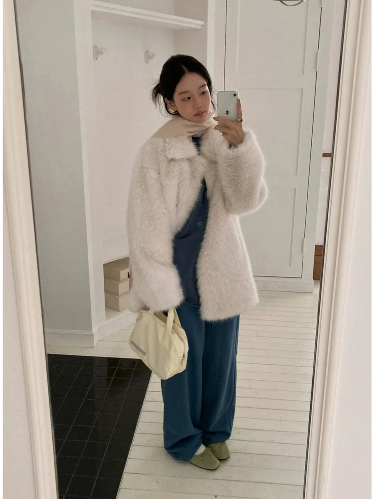เสื้อโค้ทขนสัตว์ผู้หญิงแบบหลวม ขนฟู แต่งหนังและขนสัตว์ที่ปกเสื้อ นุ่มสบาย แฟชั่นฤดูหนาว เรียบง่าย สไตล์ยาว