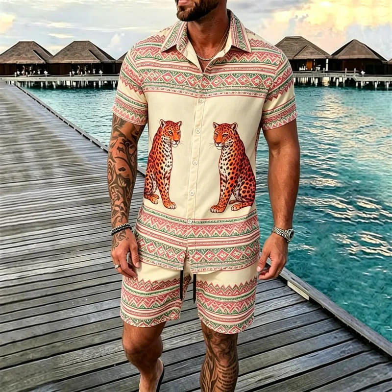 Ensemble deux pièces de style tribal avec chemise à manches courtes et short imprimés d'animaux, idéal pour les voyages tropicaux et un style tribal rustique.