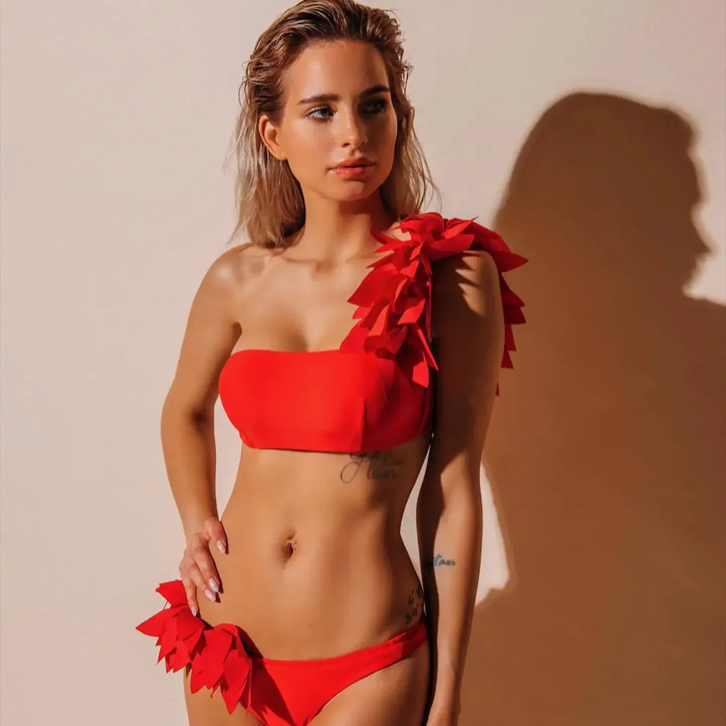 Bikinis con volantes rojos para mujer, traje de baño Sexy de cintura alta con hombros descubiertos, ropa de playa, bikini de banda 2024