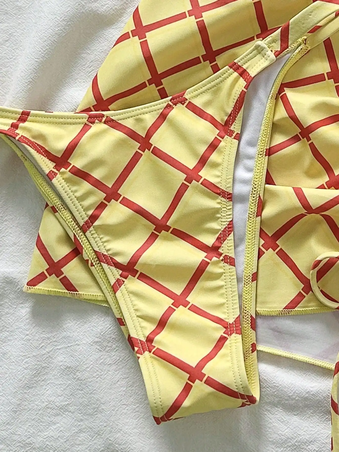 

Желто-красный комплект бикини из трех предметов с геометрическим принтом в виде сетки, с завязками на шее и юбкой на шнурке для летнего пляжного отдыха