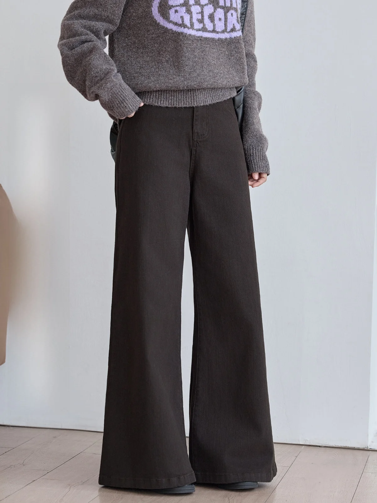 

Джинсы женские Deep Brown с высокой талией, расклешенные, весна 2026, новинка, в стиле ретро, универсальные, стройнящие, для повседневной носки, с декоративной строчкой