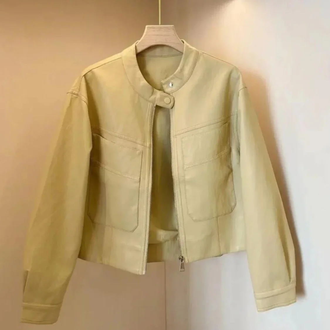 

Корейская версия нестандартной мотоциклетной кожаной куртки с круглым вырезом и большим карманом для женщин, новинка 2025 года, короткая