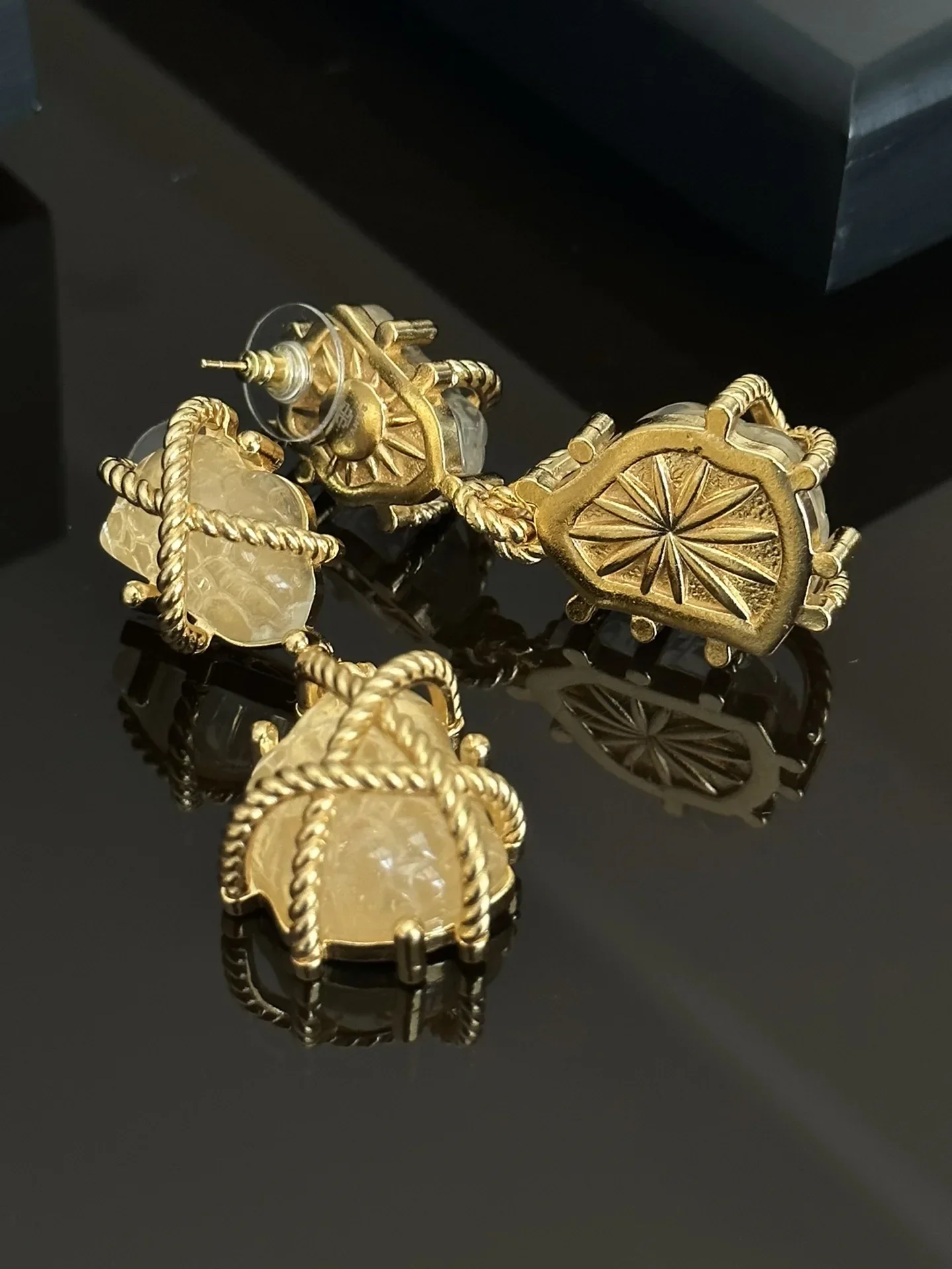 

New European and American ancient style heavy industry palace style high-grade sense of glass earrings