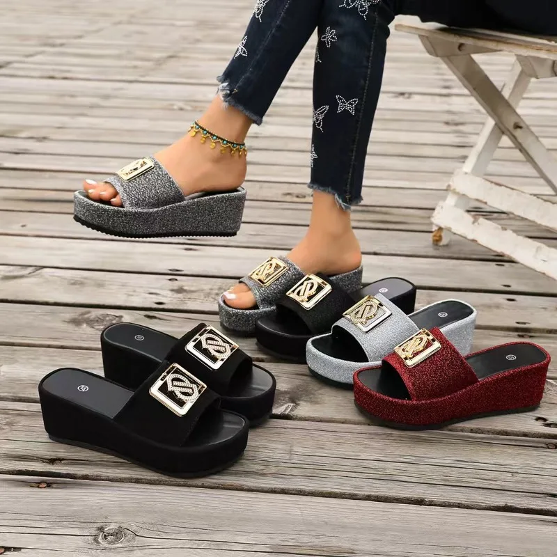 Neue Modische Damen-Plateausandalen mit Dicker Sohle, Klassisch-Elegante Hochhackige Schuhe, Sommerliche Metallverzierte Runde Zehenpartie, Keilabsatz-Sandalen für Damen