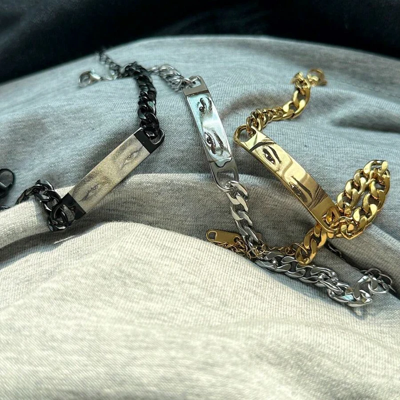 ภาพที่กําหนดเองแกะสลักสร้อยข้อมือคู่ส่วนบุคคลเลเซอร์แกะสลักภาพสแตนเลสสตีลเครื่องประดับของขวัญคู่