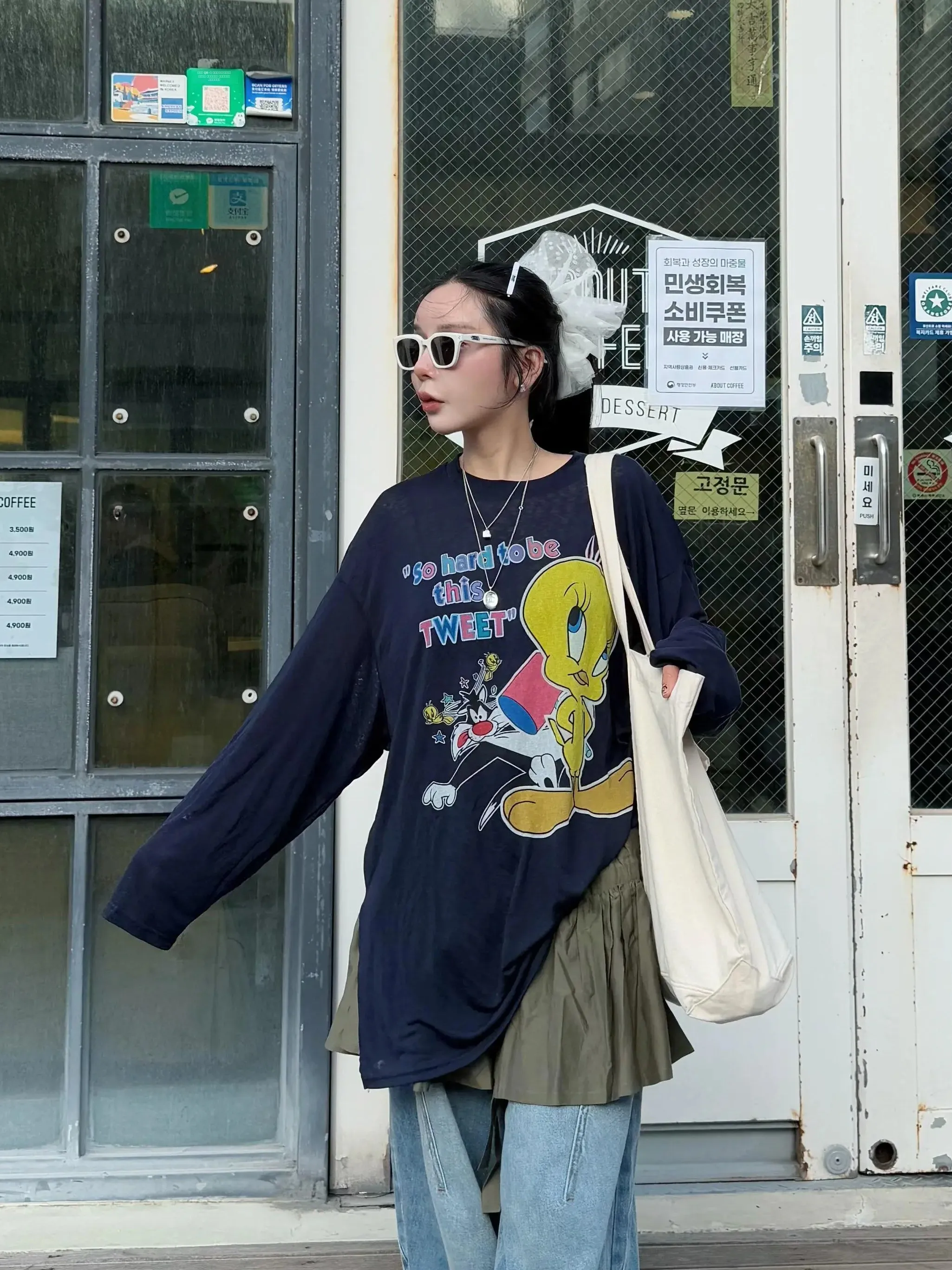 Wygodna, klasyczna koszulka damska z nadrukiem kreskówkowym, luźny krój, czysta bawełna, okrągły dekolt, uniwersalna odzież jesienna.