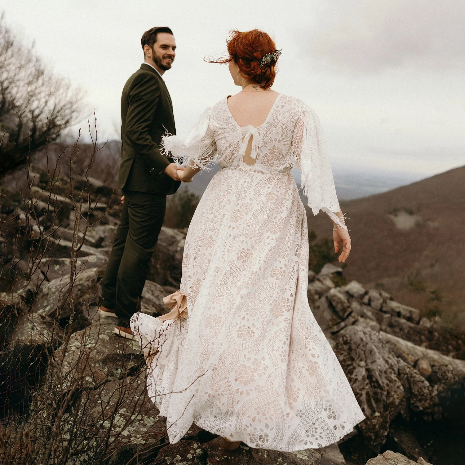 

Long Bell Sleeves Customized Plus Size Maternity Wedding Dress Outdoor Elopement Backless Feathers Unique High Slit Bridal Gowns