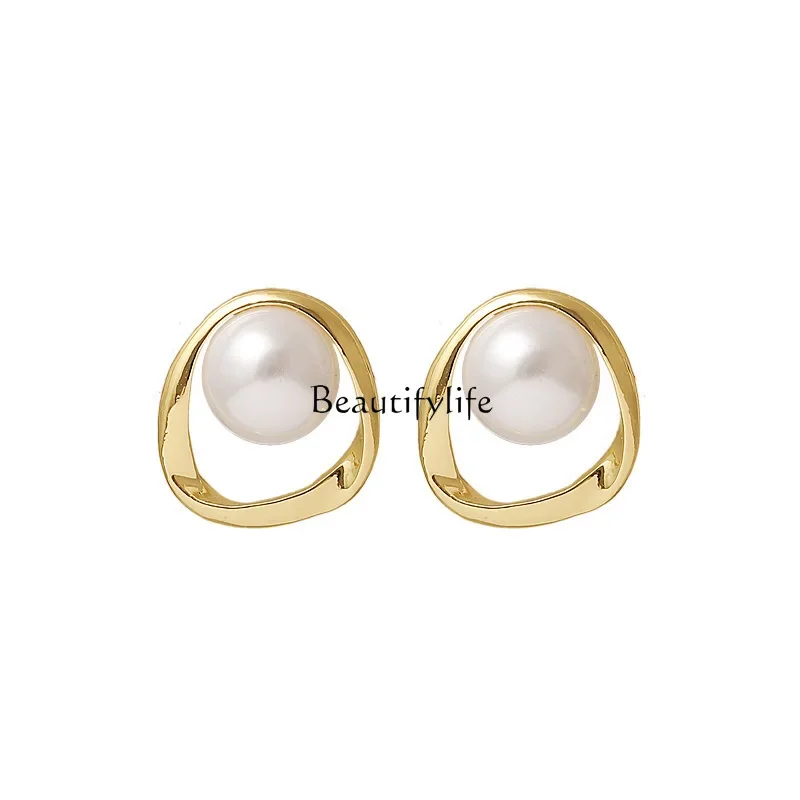 

Pearl stud earrings women's autumn and winter light luxury niche 204 years old new trendy simple versatile earrings