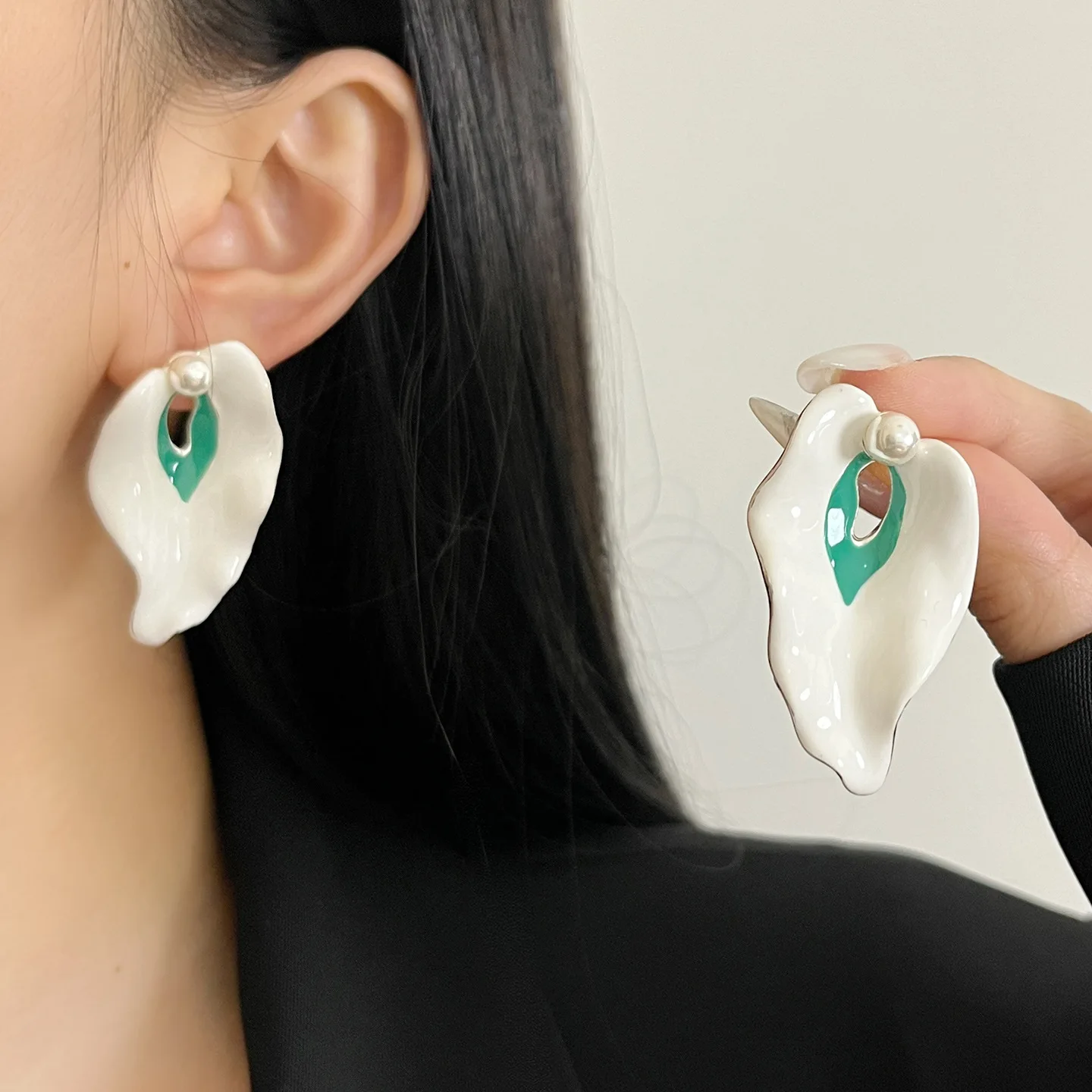 

New design white calla lily enamel flower earrings 2025 new high-end luxury exaggerated pearl studs for women