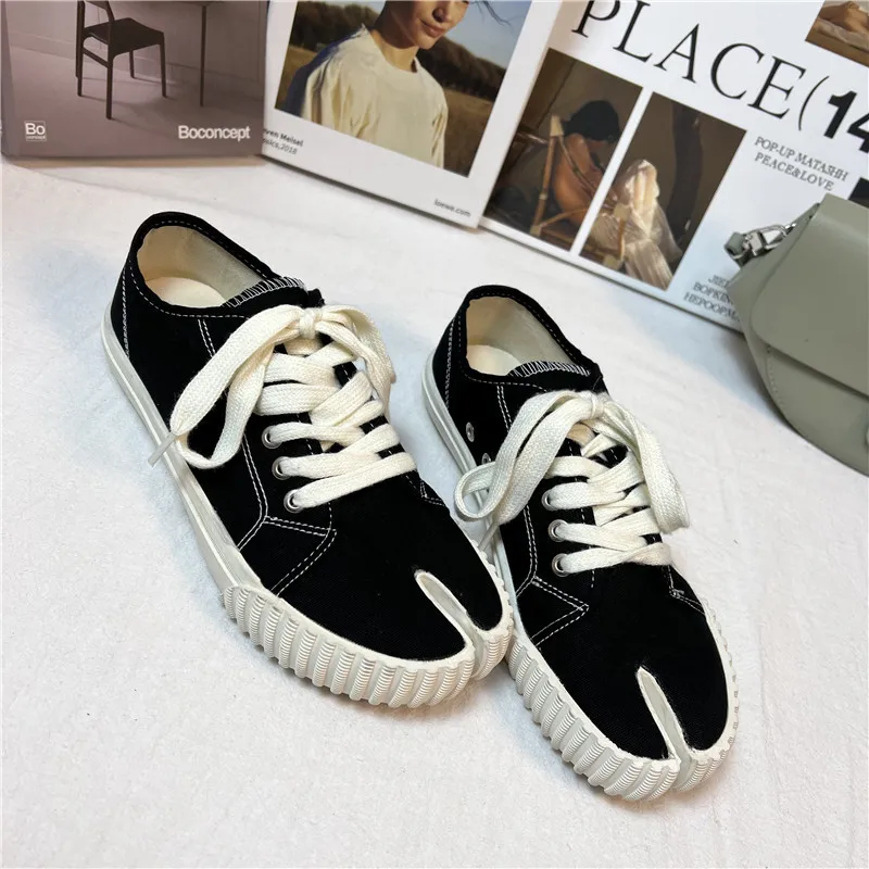 Unisex Canvas Tabi Sneakers uomo donna Split Toe Flats donna Low Top Tabi Shoes Pig Hoof Shoes donna mocassini zapatos de mujer