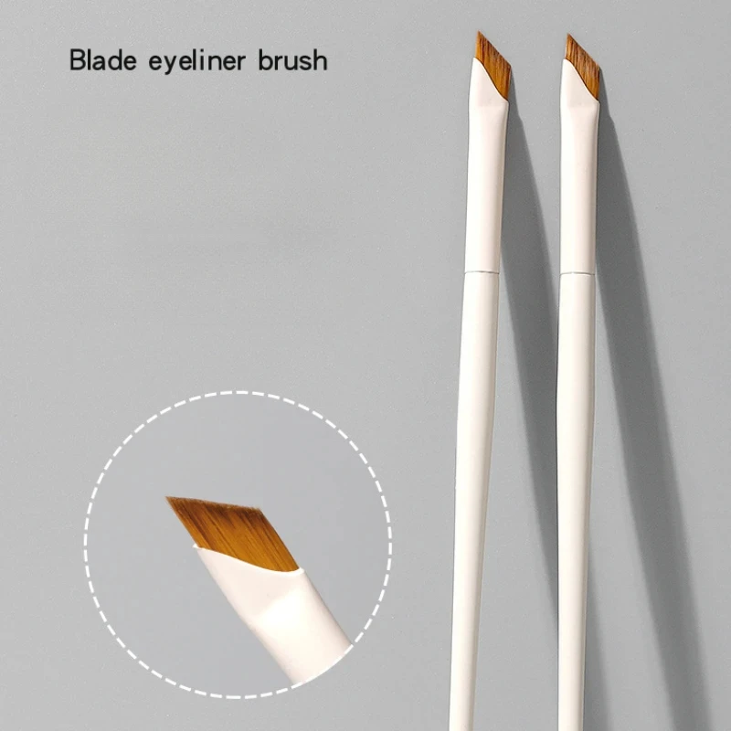 Pennello per eyeliner con lama di aggiornamento Pennello per sopracciglia piatto ultra sottile ad angolo fine sotto i pennelli per trucco degli occhi Pennello per dettagli precisi bianco
