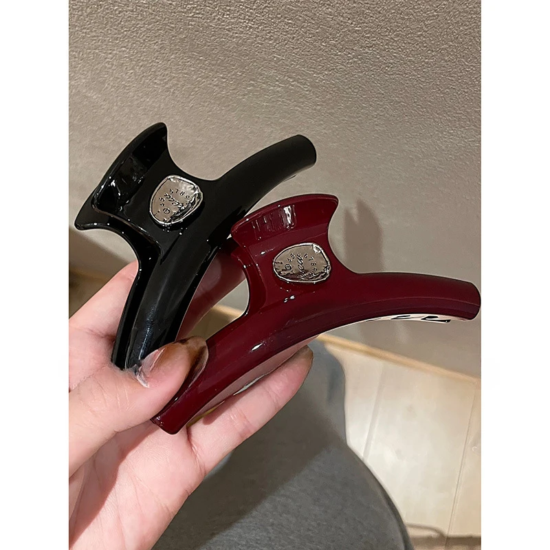 

2025 New Women's French Acetic Hair Accessories Chinese New Year Red Shade Fashionably Simple Grab Clip for A Temperamental Look