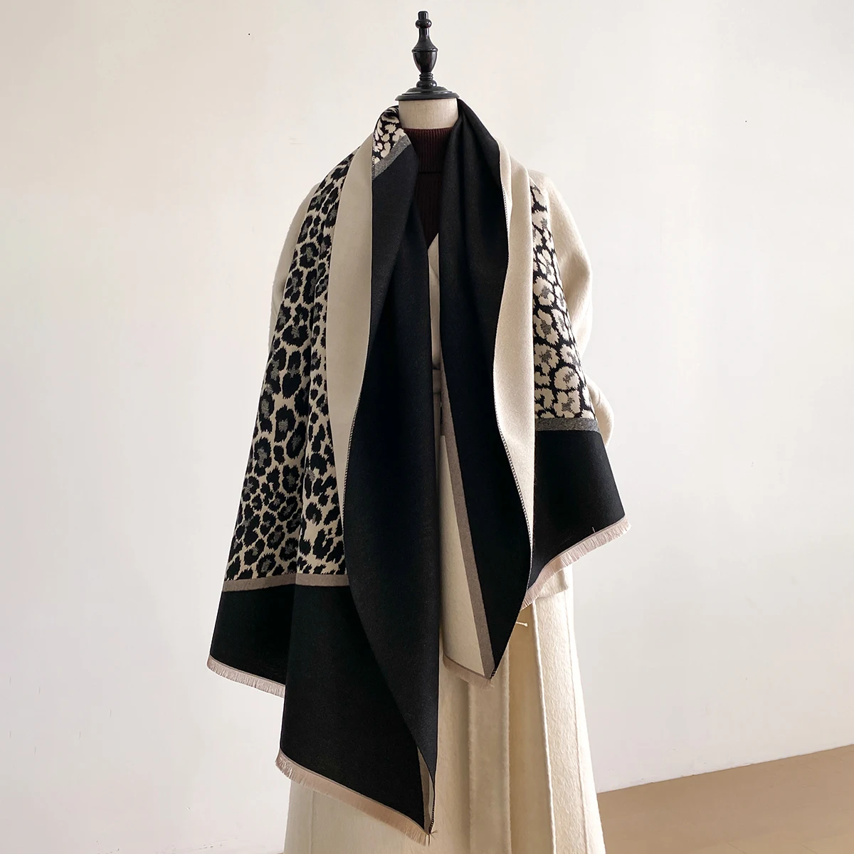 

2025 New Elegance Two-Sided Leopard Print Scarf Warm Fringe Pashmina Shawl Autumn and Winter Outdoor Coldproof Windproof Blanket