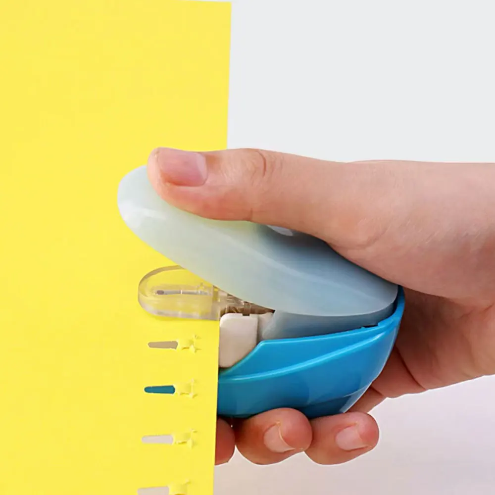 

1pc handheld mini stapler, staple-free stapler, suitable for use in schools, offices and homes.