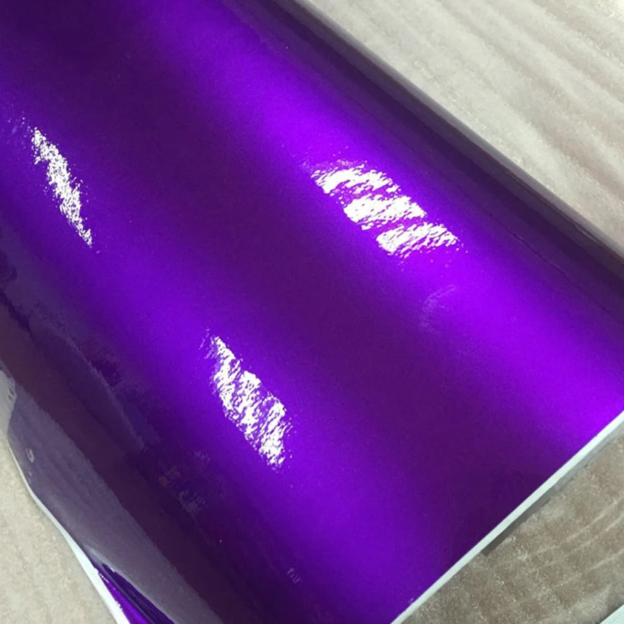 Folia samoprzylepna do oklejania samochodów, efekt metaliczny, kolor cukierkowy fiolet, wysoka połysk, z otworami odprowadzającymi powietrze, brokatowa naklejka.
