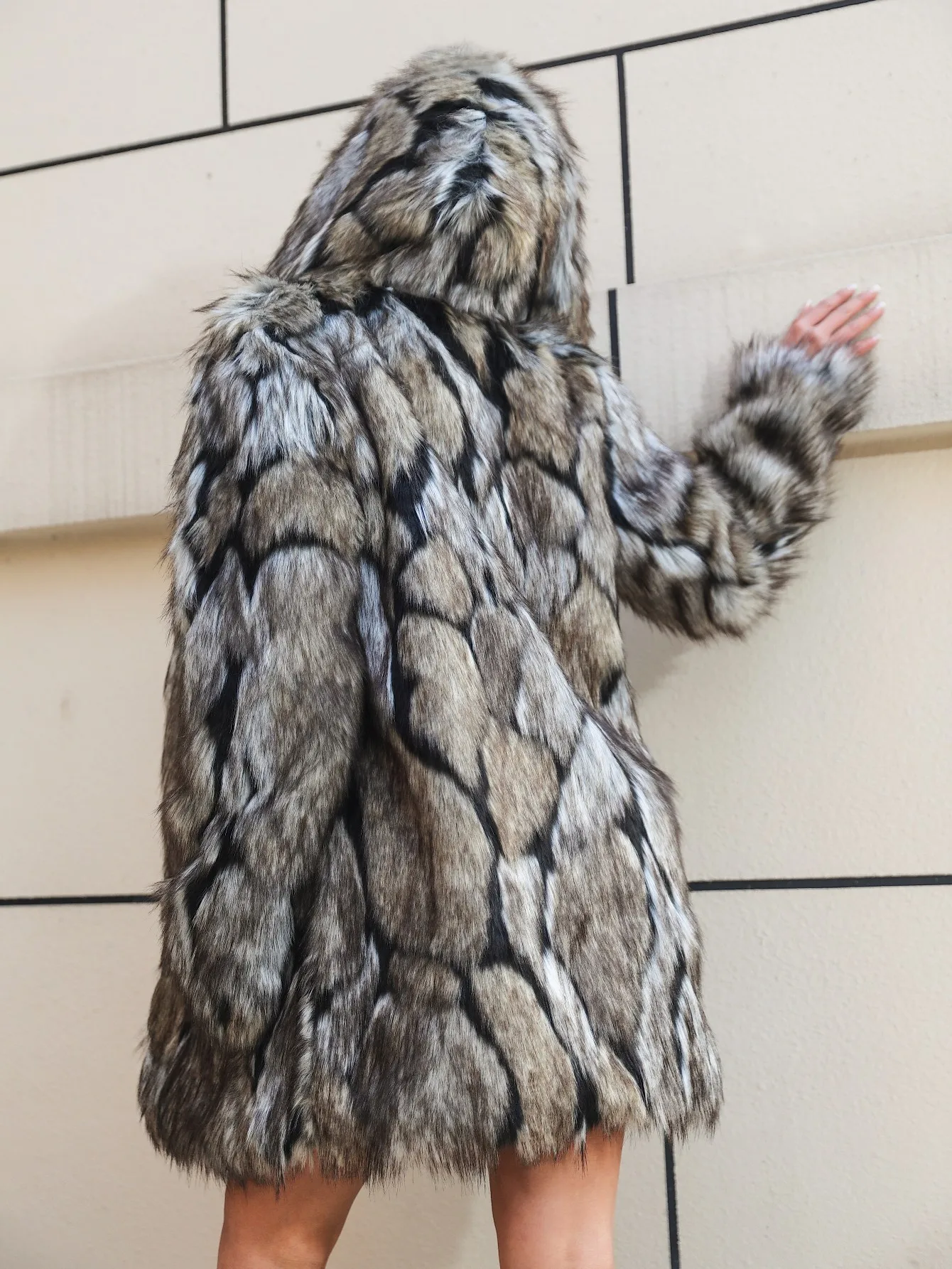 FHILLINUO Faux Fur Coat Women's Jacket Winter Unique Warm Thick Fox Leather Grey Plus Size Especially Fake Fur Cold Coat