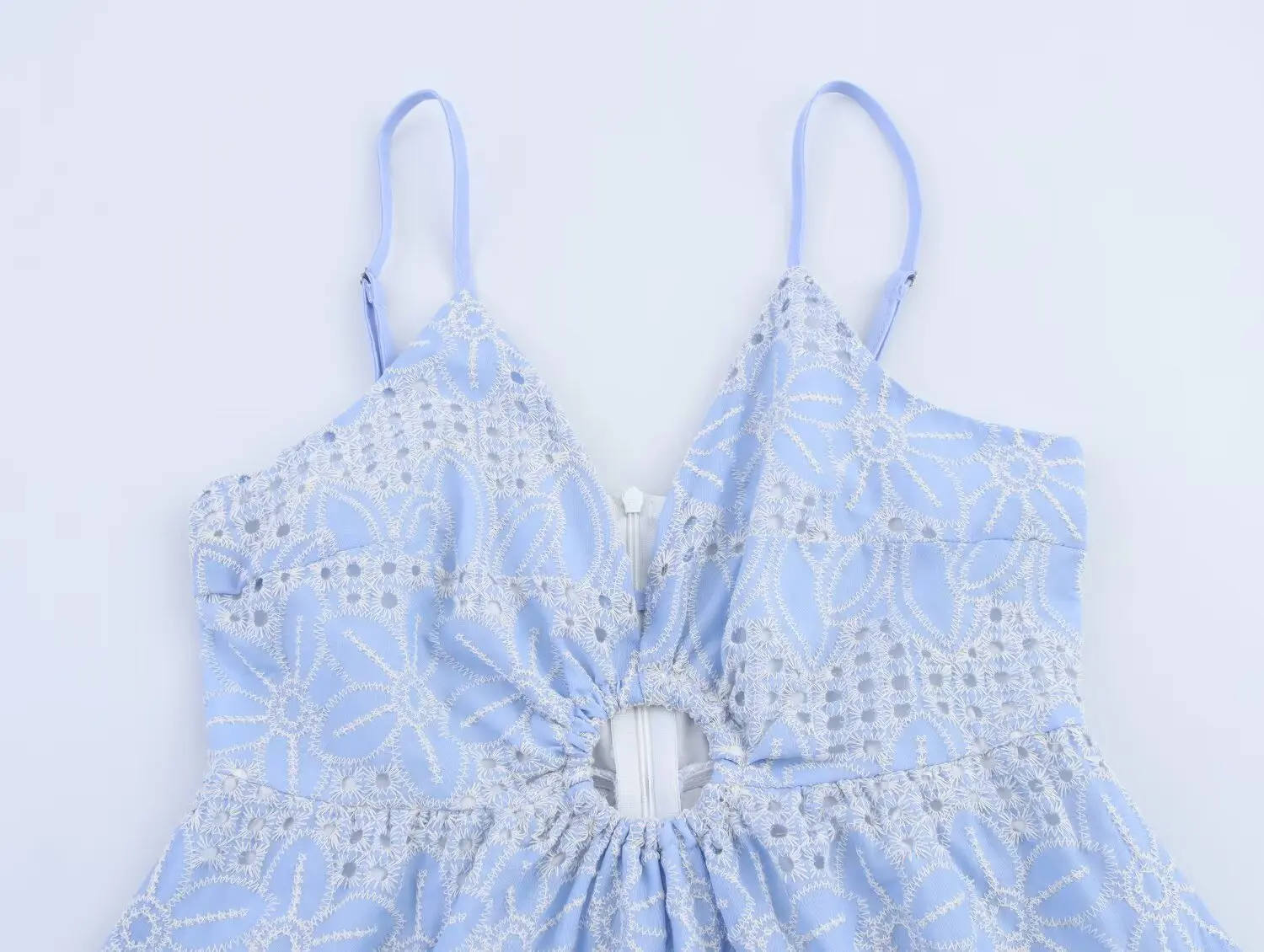 2025 Abito estivo senza maniche con bretelle da donna Abito blu con ricamo cavo grande altalena Abiti da spiaggia Casual Boho Holiday Abito lungo