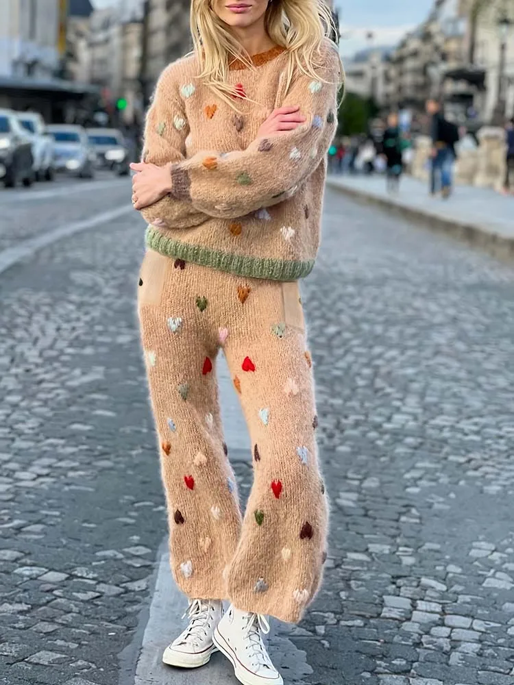 Damenanzug mit kontrastierendem Pfirsichherz-Stickmuster, Wollhose und Wollmantel mit Rundhalsausschnitt, lässig und vielseitig.