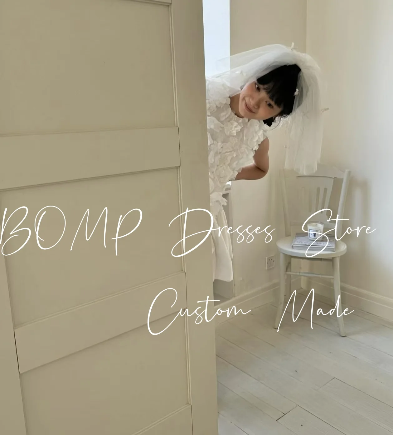 BOMP Elegancka Sukienka Ślubna z Kwiatami 3D, Dekolt O-Neck, Drapowana, Warstwowa, Długość do Kostek, Biała Satyna, Koreańska Sesja Zdjęciowa, Suknia Ogrodowa, Szyta na Miarę