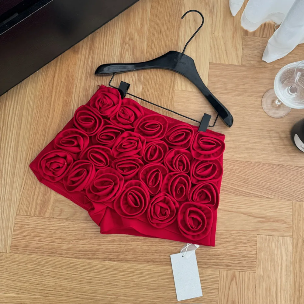 กระโปรงขาสั้นสไตล์ใหม่สำหรับฤดูใบไม้ร่วง ตกแต่งด้วยดอกกุหลาบสามมิติ ดีไซน์หรูหราสง่างาม เหมาะสำหรับผู้หญิงที่ต้องการความสง่างามและมีสไตล์