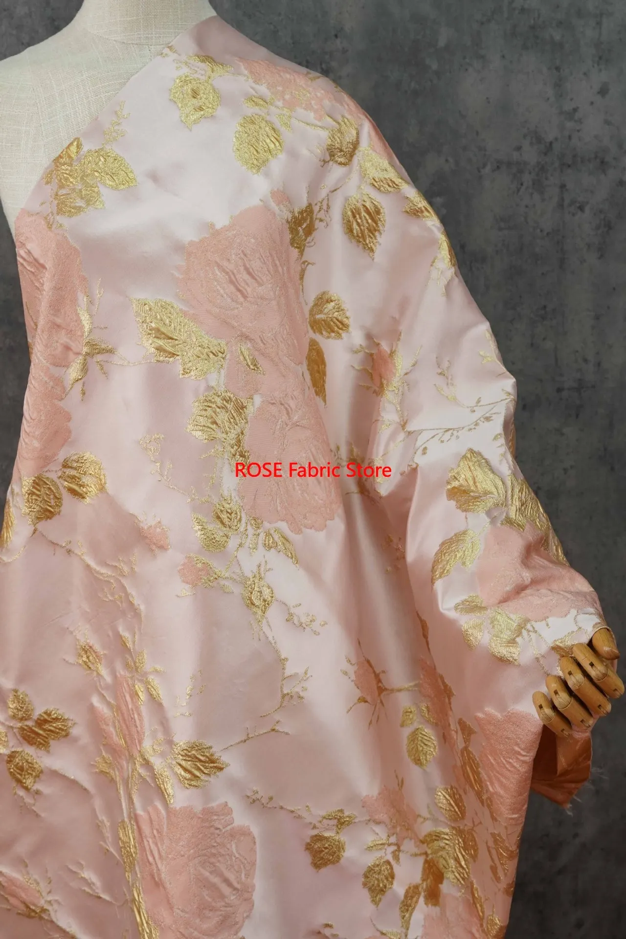 Tessuto jacquard floreale in seta dorata con rilievo 3D da 1 metro Tessuto da cucito decorativo per giacca elegante da donna