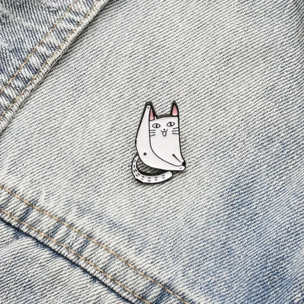 Cute Black Cat Biting Knife Brooch Comical Mischievous White Cat Enamel Badge Animal Pattern Clothing Backpack Pins Childrengift