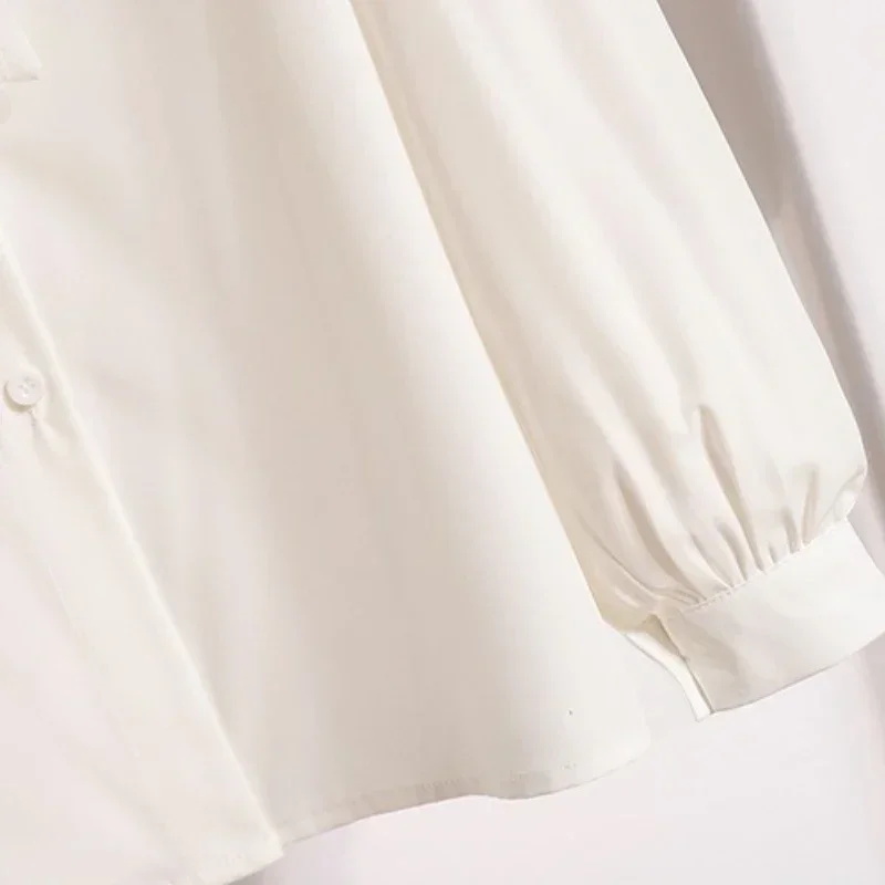 เสื้อผู้หญิงแฟชั่นสีขาวสไตล์ลำลองสำหรับเดินทางไปทำงาน ปี 2025 ไซส์ใหญ่ แขนทรงโคม แต่งโบว์ผีเสื้อ เสื้อผ้าผู้หญิง