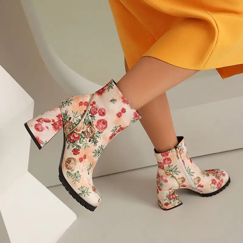 SIMLOVEYO 2025 แฟชั่นรองเท้าข้อเท้าหญิงรอบ Toe รองเท้าส้นสูง 8 ซม.ซิปดอกไม้ผสมสี PLUS ขนาด 45 46 47 48 เดท Bota