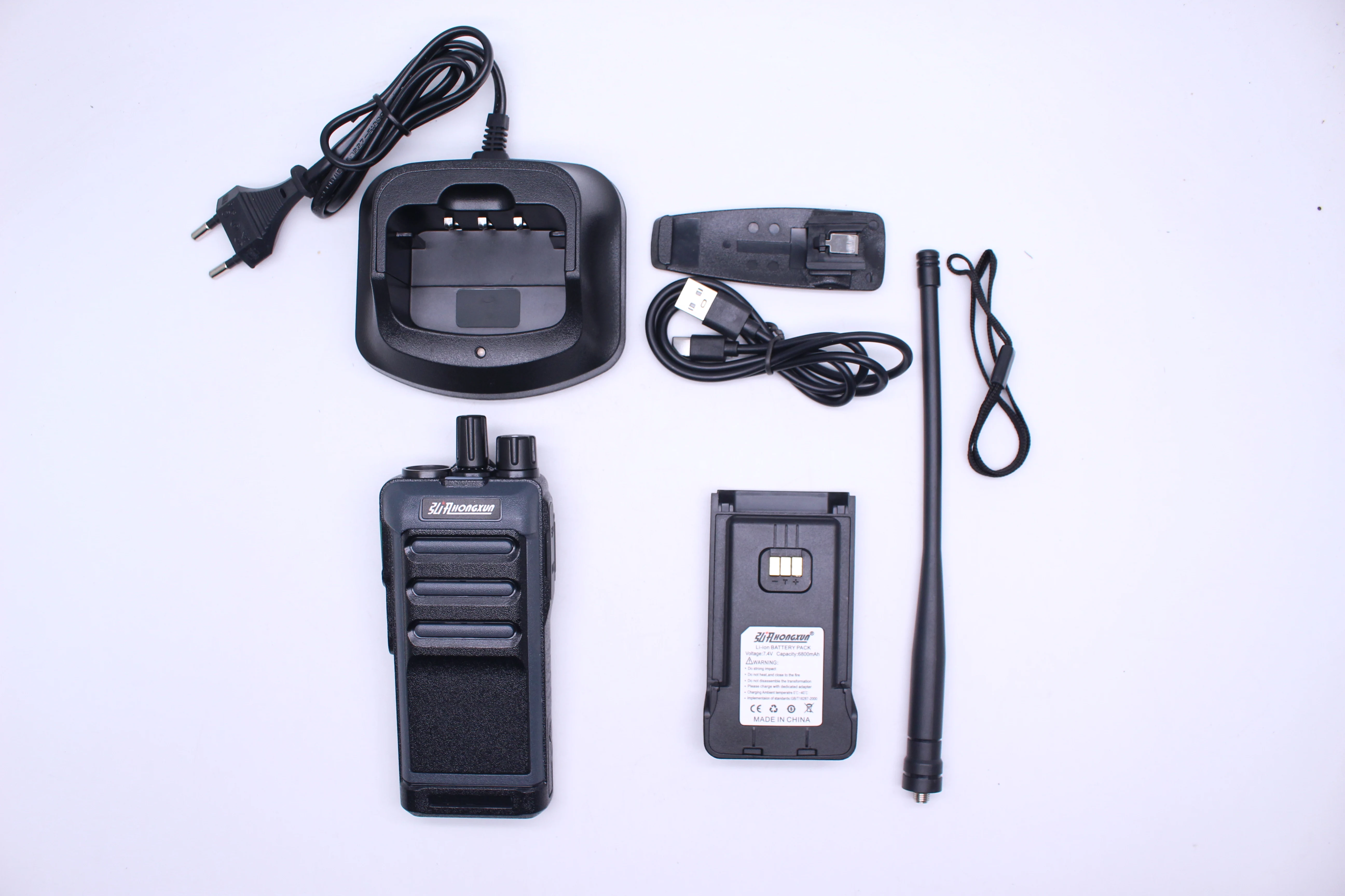 يدعم جهاز الاتصال اللاسلكي المحمول HX GT-8 UHF يتميز بشاشة ملونة مدمجة ويقدم شحن من النوع C وشحن مهد