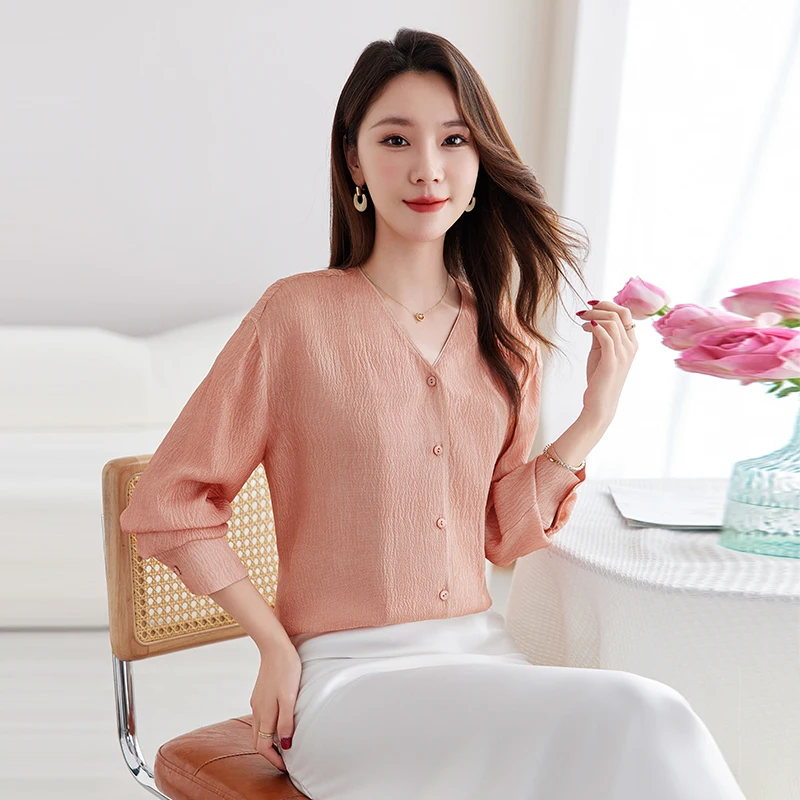 

Элегантная блузка с V-образным вырезом из крепа с принтом и кружевной отделкой, скрывающая фигуру, для офиса, коллекция Весна 2026