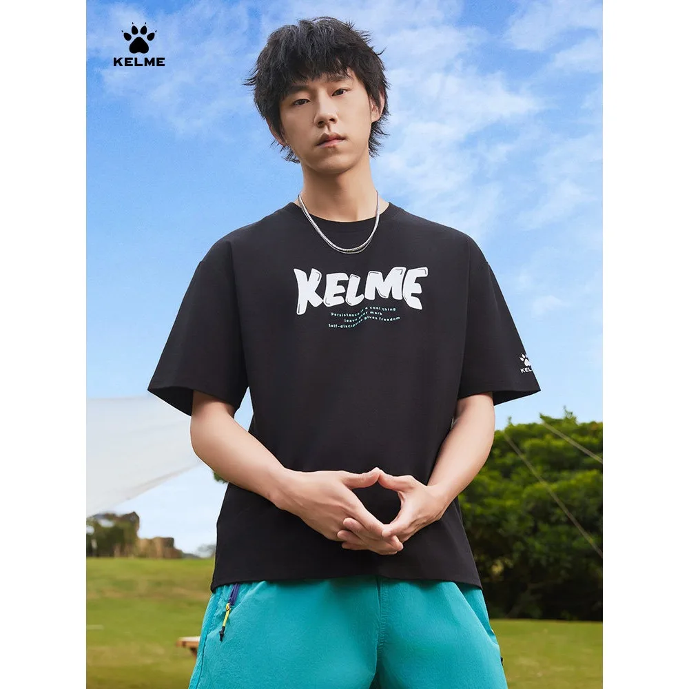 Camisa masculina de manga curta KELME New Summer, feita com o mesmo tecido das camisas de times profissionais, mantém você fresco.