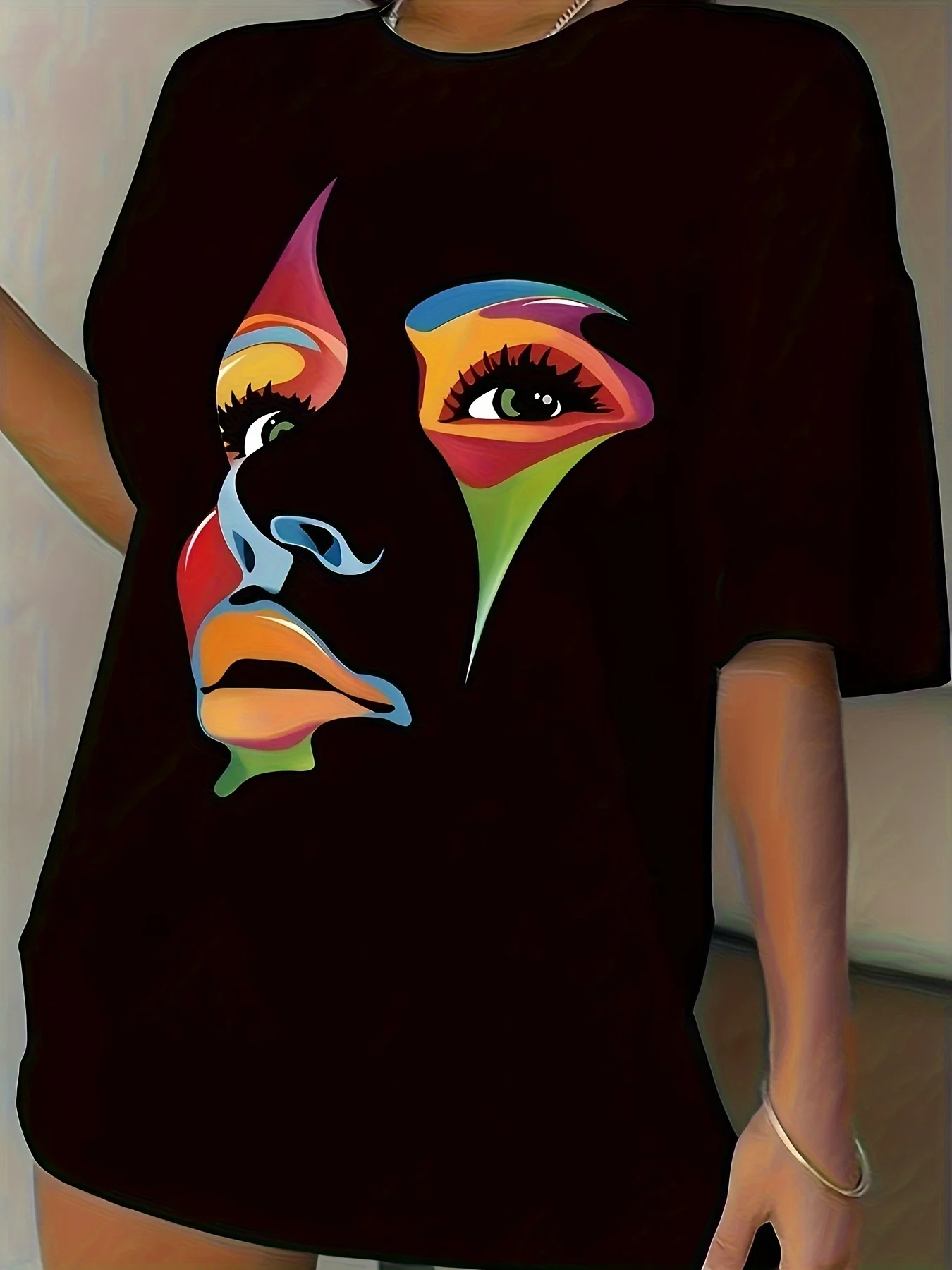 

Elegant crew neck sports T-shirt: breathable knit, stretch and comfortable, with unique portrait print, perfect for summer wear