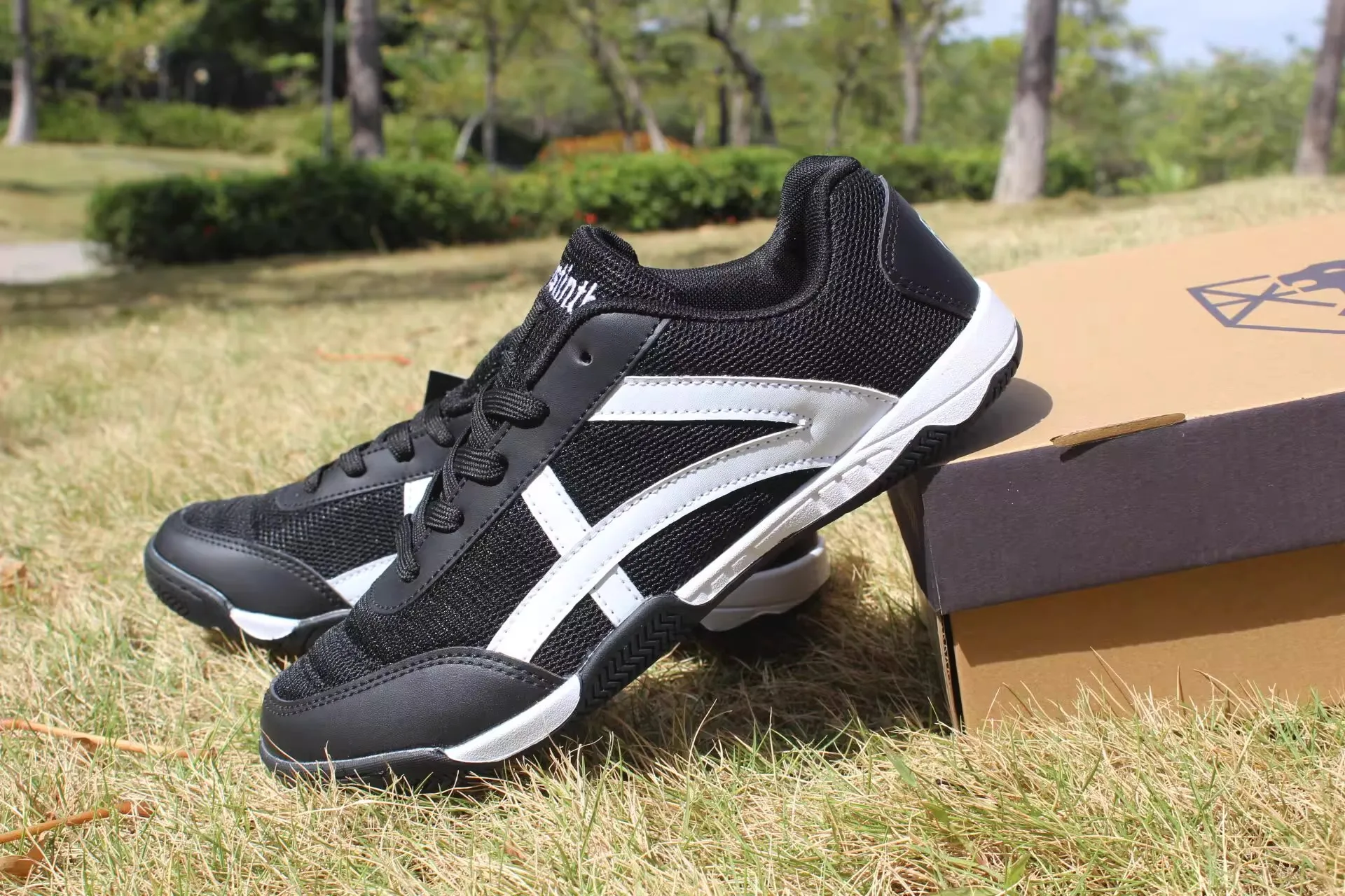 Lightweight men's and women's table tennis shoes Professional wear-resistant double torsion badminton shoes Sports shoes