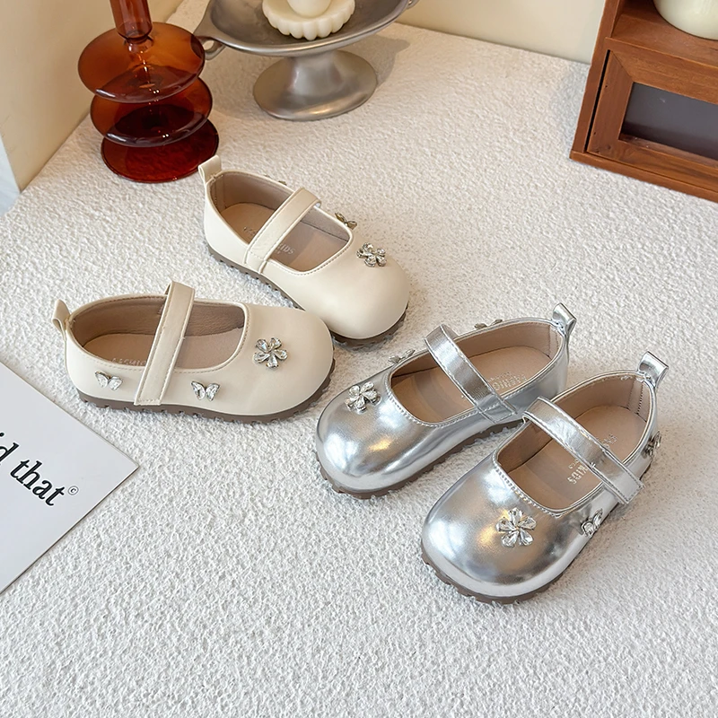 

Модные детские туфли на плоской подошве для девочек, мягкие туфли Мэри Джейн, детские балетки со стразами и бабочкой, детская бежевая, серебряная повседневная обувь принцессы