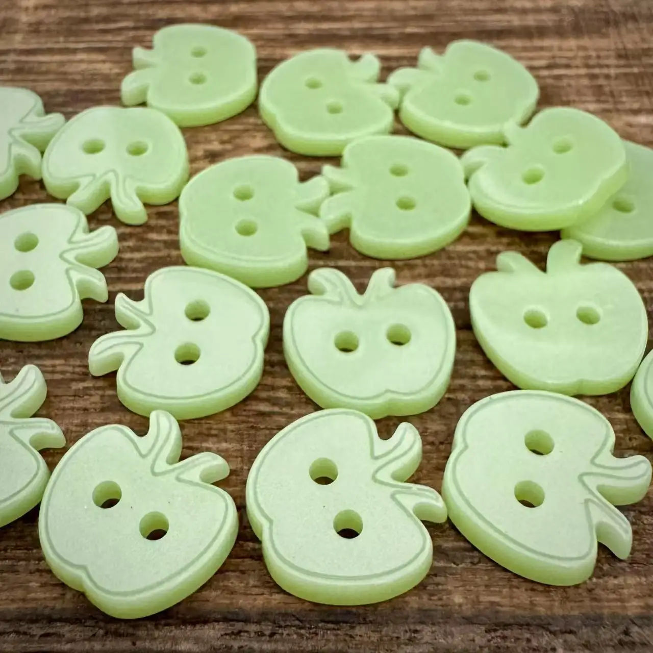10pcs Apple Shape Resin Buttons DIY Craft Supplies Decorative Buttons for Clothing Shirts Sweaters Cardigans Sewing Accessories