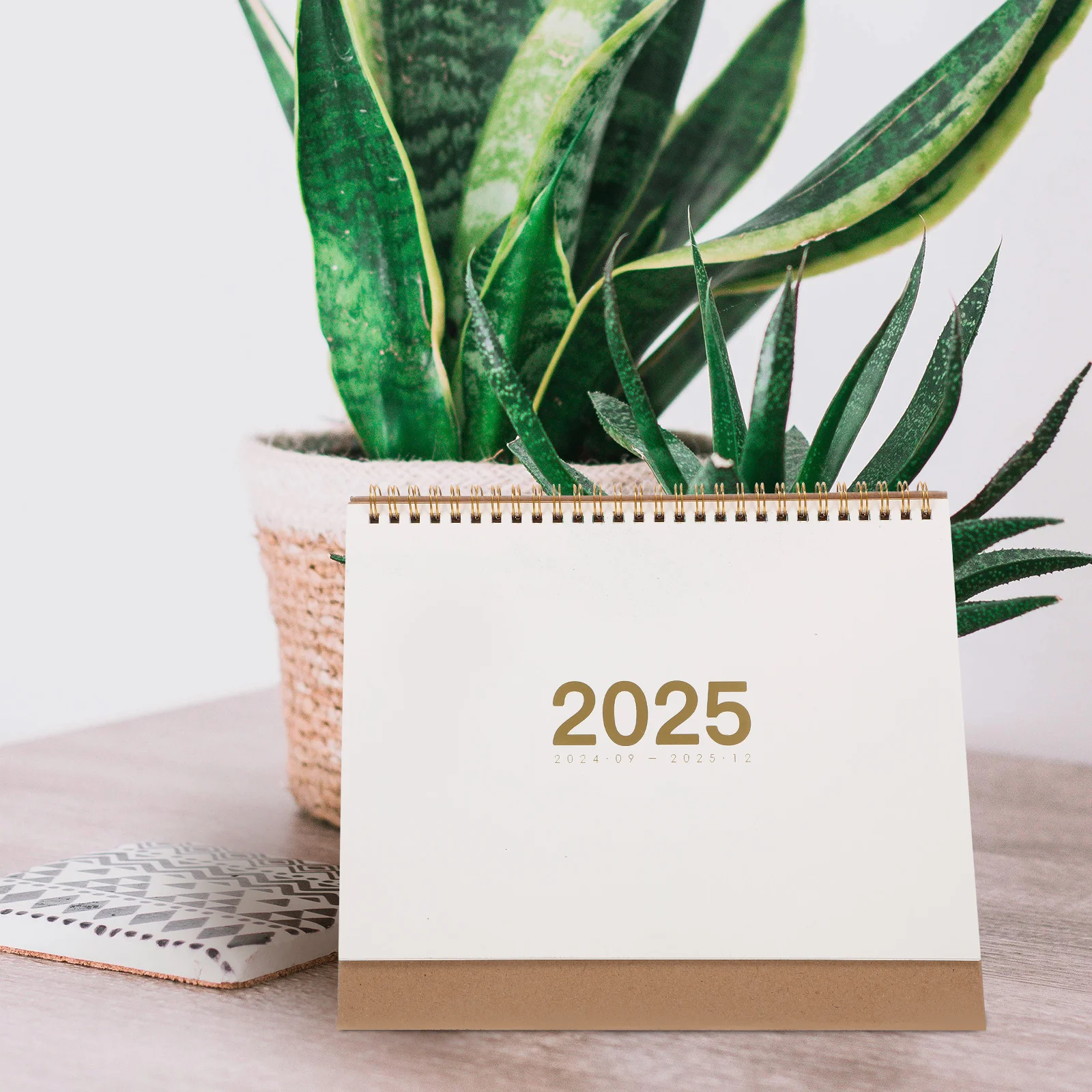 Настольный календарь на 2025 год, минималистичный флип-дизайн со спиральными страницами для офиса, дома, школы, функциональный настольный календарь