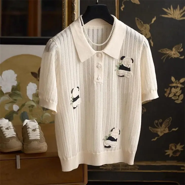 

Летний модный возрастной свитер-поло с отворотом в вертикальную полоску и полой текстурой с пандой